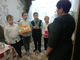 Учащиеся школ Задонского района поздравили мам, чьи сыновья являются участниками специальной военной операции