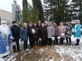 Сегодня в селе Средняя Матренка стартовала благотворительная акция «Серебряная елка» в рамках федерального проекта «Старшее поколение».