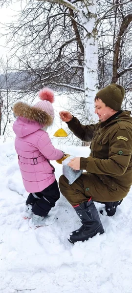 Активисты клуба своим примером  вдохновляют и напоминают: "Покормите птиц зимой"