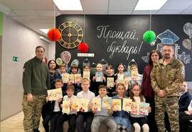 Ученики "Новой Школы Натальи Колгановой" подготовили поздравительные открытки и подарки, женщинам участникам СВО