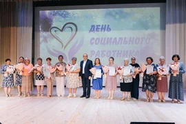 В Липецком районе поздравили с праздником и поблагодарили за труд коллектив Центра социальной защиты населения