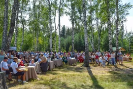 В с. Новоуглянка на живописной поляне провели праздник ко дню "Семьи, любви и верности"