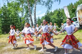 В с. Новоуглянка на живописной поляне провели праздник ко дню "Семьи, любви и верности"