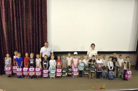 Накануне праздника «День знаний» в малом зале Добринского районного Дома Культуры провели благотворительную акцию "Семья-семье"