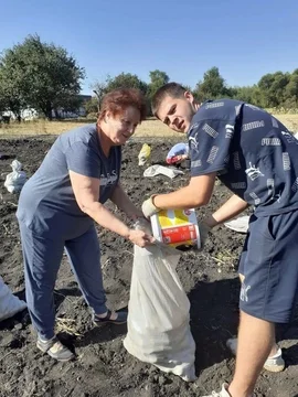 В Усманском районе ребята убрали урожай картофеля, часть которого будет переправлена воинам в зону СВО