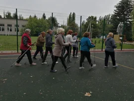 Уже давно в с. Средняя Матренка женщины занимаются скандинавской ходьбой