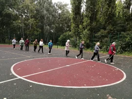 Уже давно в с. Средняя Матренка женщины занимаются скандинавской ходьбой