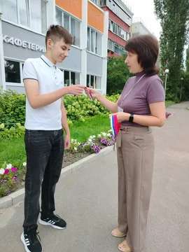 В Усманском районе была организована раздача ленточек с российским триколором