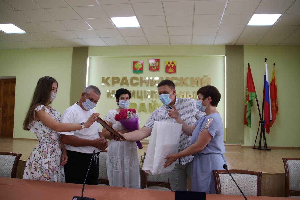 В рамках празднования Дня семьи, любви и верности в Краснинском районе прошла акция