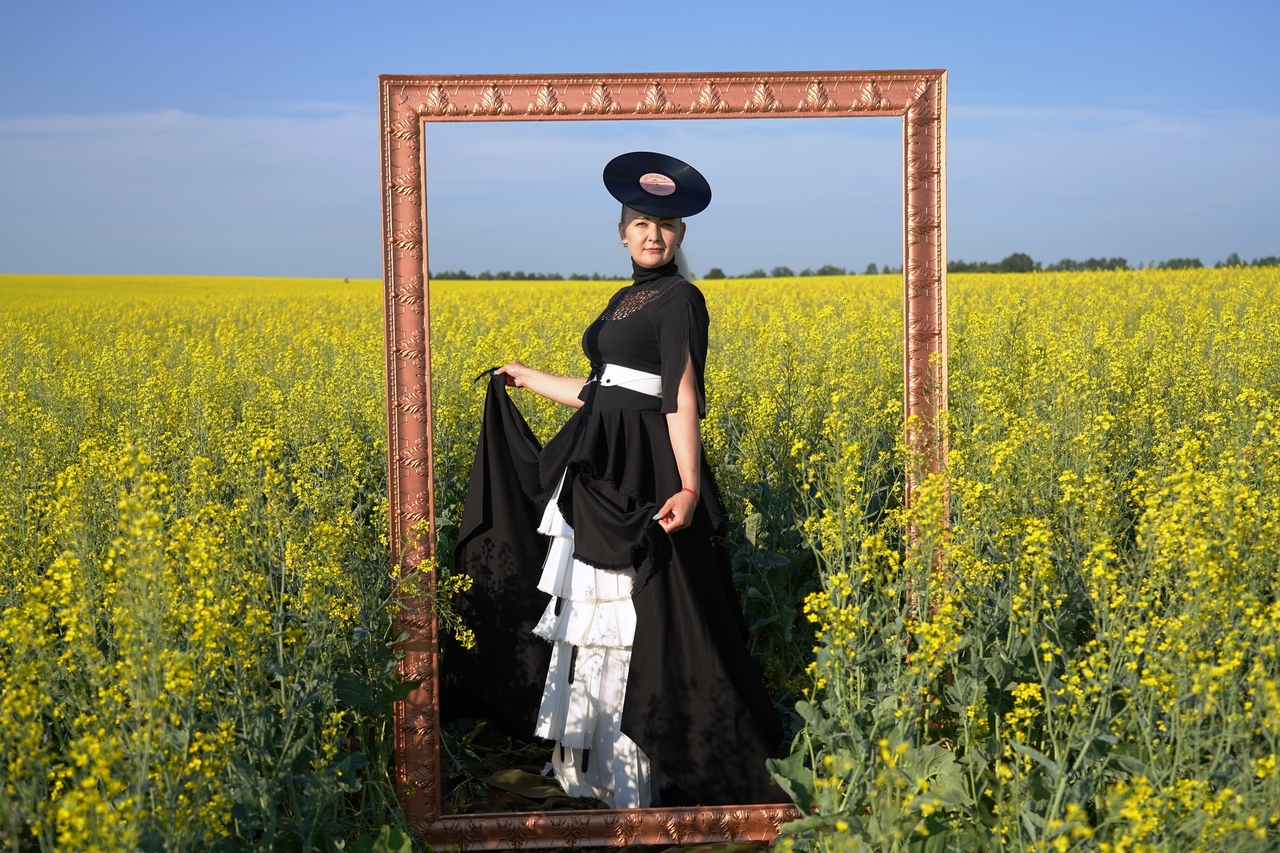 И ткань струится, как по нотам