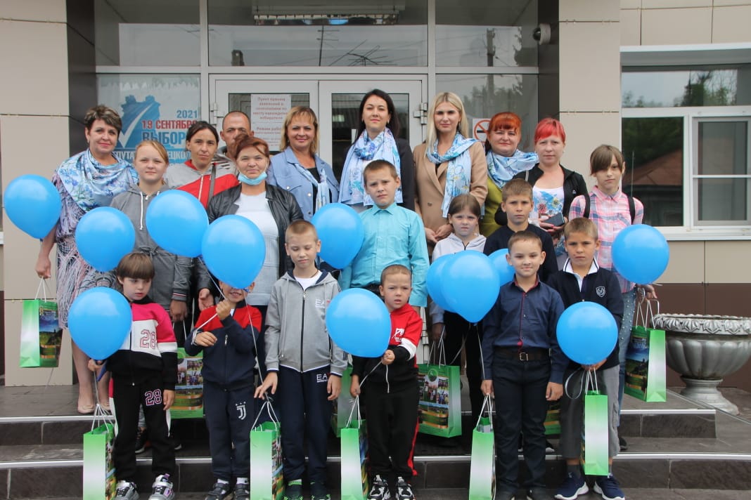 Активистки Елецкого районного отделения Союза женщин Липецкой помогали собираться в школу нуждающимся семьям