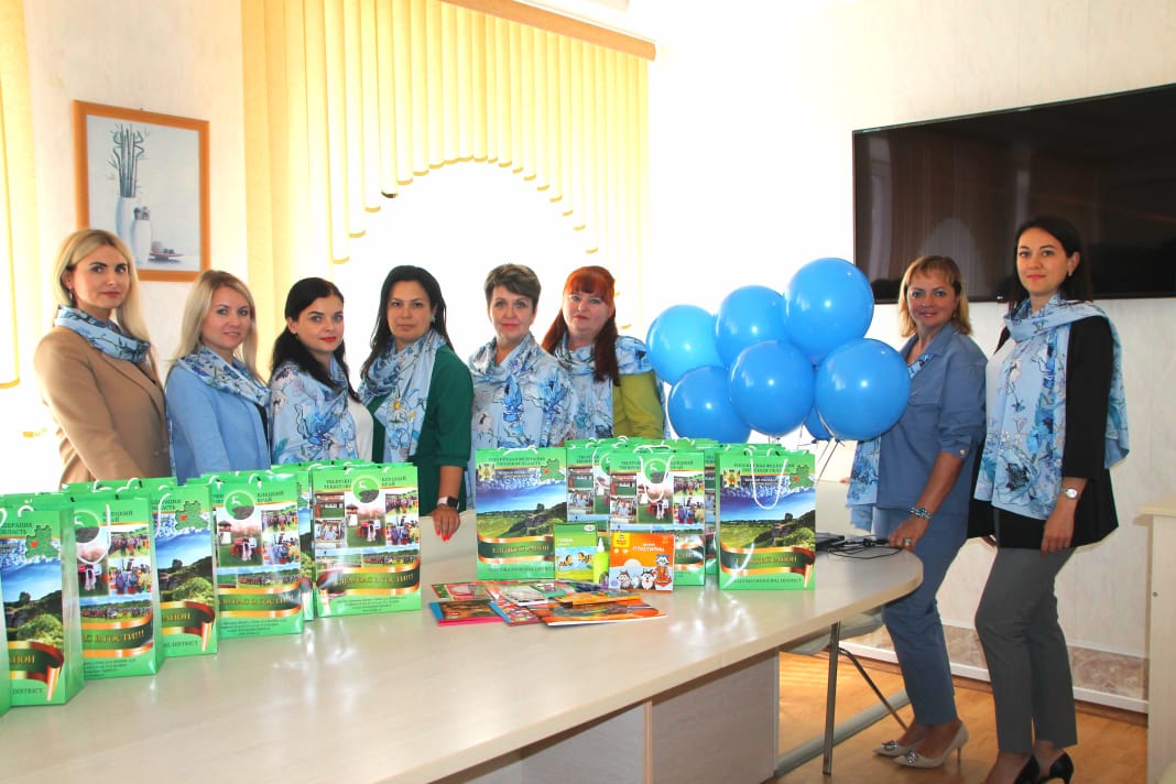 Активистки Елецкого районного отделения Союза женщин Липецкой помогали собираться в школу нуждающимся семьям