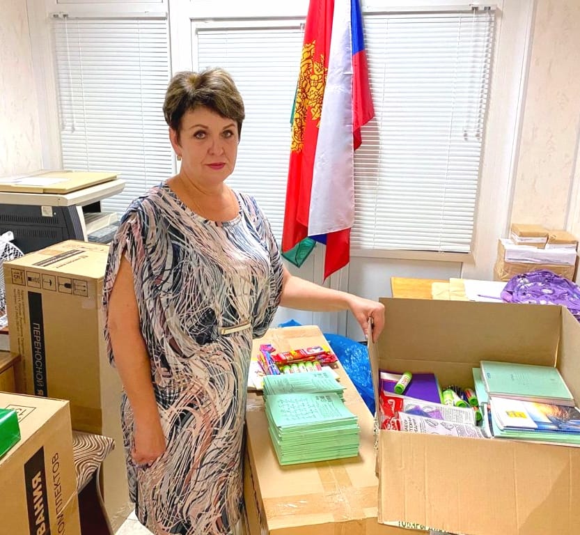 Активистки Елецкого районного отделения Союза женщин Липецкой помогали собираться в школу нуждающимся семьям