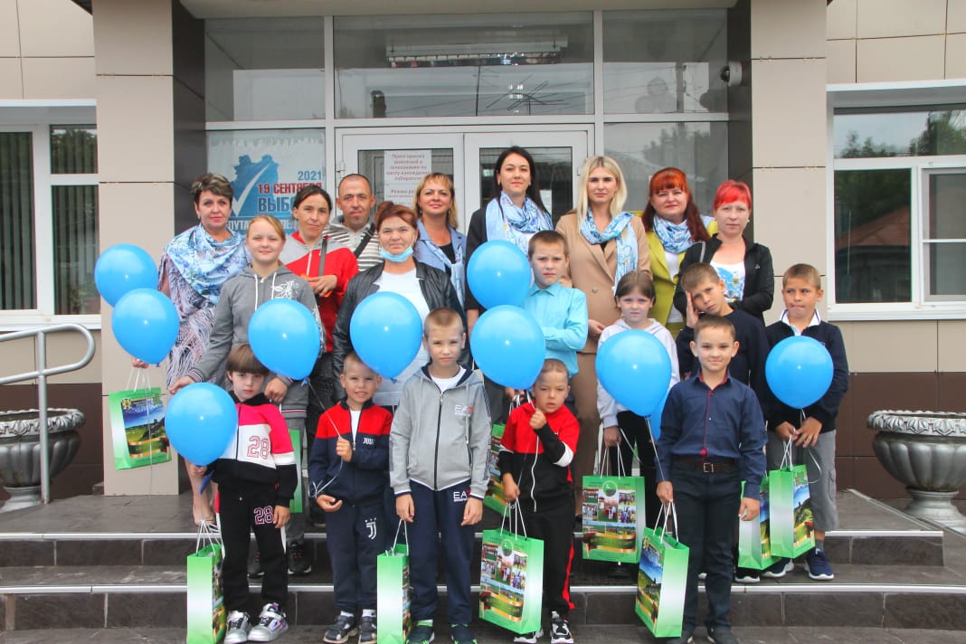 Активистки Елецкого районного отделения Союза женщин Липецкой помогали собираться в школу нуждающимся семьям