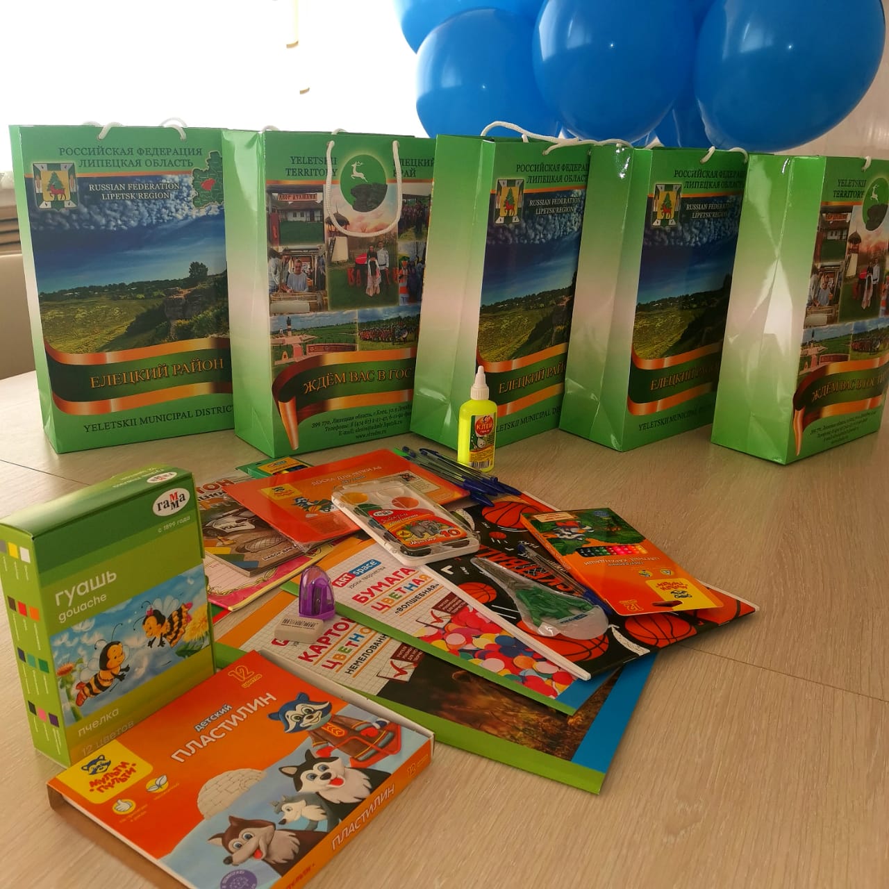 Активистки Елецкого районного отделения Союза женщин Липецкой помогали собираться в школу нуждающимся семьям