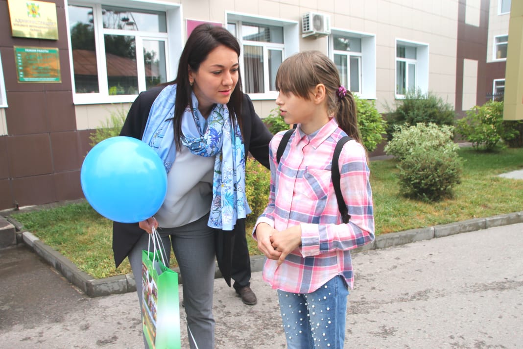 Активистки Елецкого районного отделения Союза женщин Липецкой помогали собираться в школу нуждающимся семьям