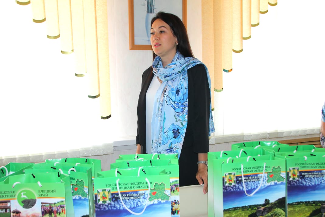 Активистки Елецкого районного отделения Союза женщин Липецкой помогали собираться в школу нуждающимся семьям