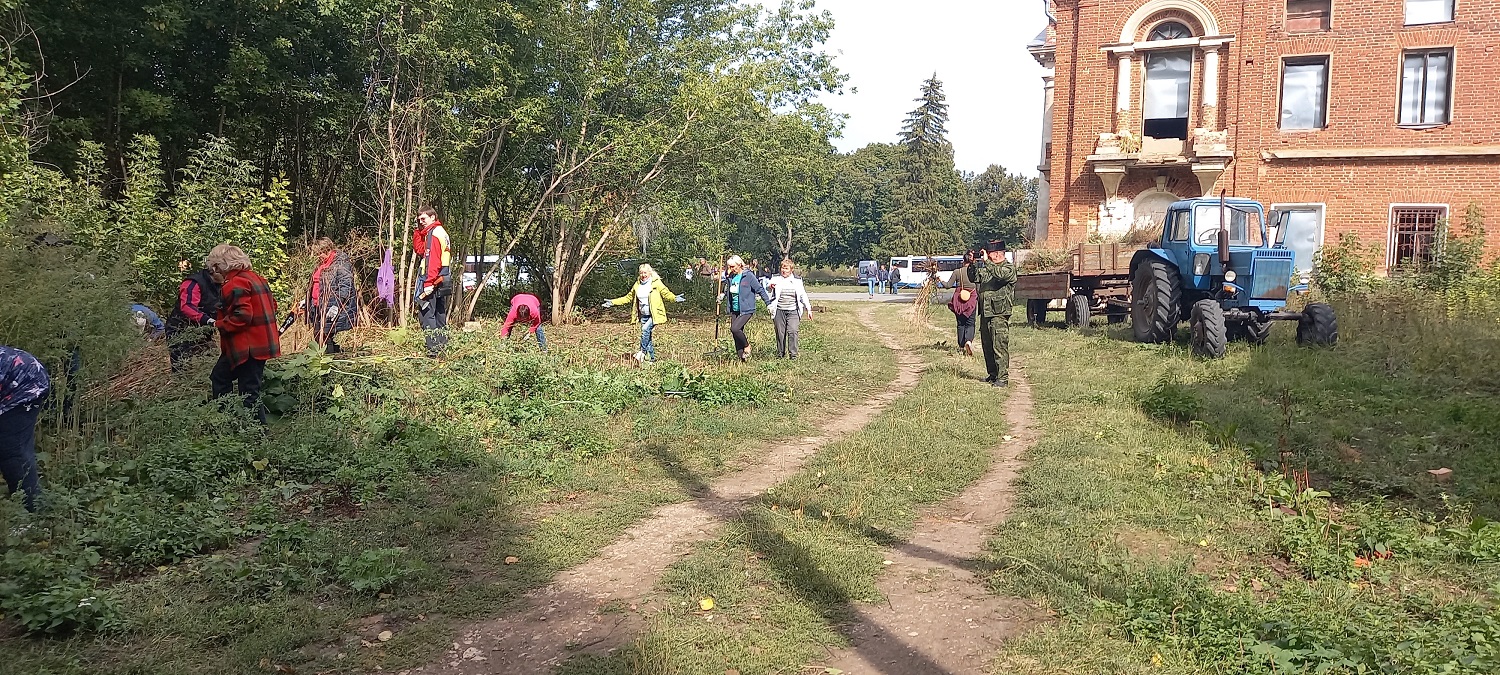 В селе Полибино Данковского района по доброй традиции, состоялся культурный субботник в усадьбе Нечаевых