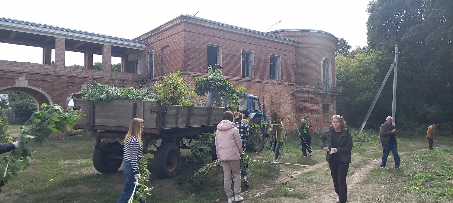 В селе Полибино Данковского района по доброй традиции, состоялся культурный субботник в усадьбе Нечаевых