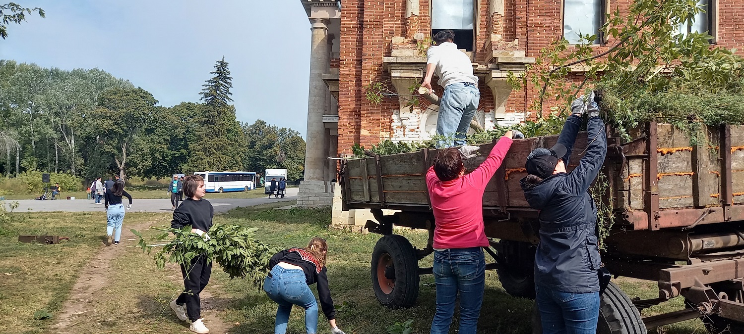 В селе Полибино Данковского района по доброй традиции, состоялся культурный субботник в усадьбе Нечаевых