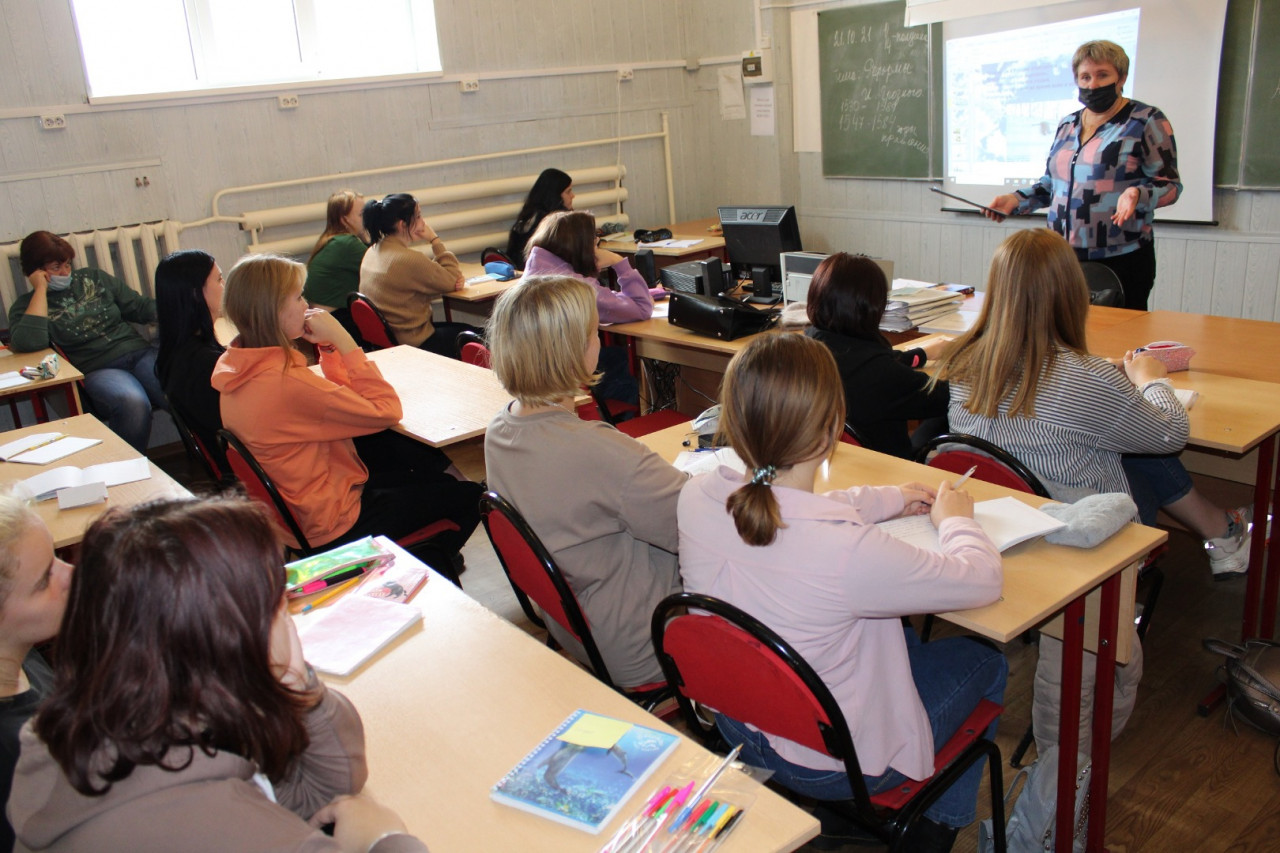 Летят над миром журавли