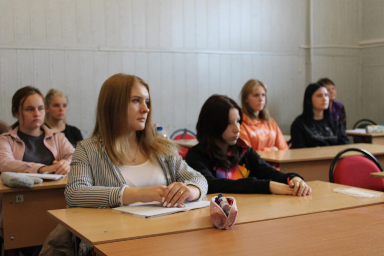 Летят над миром журавли