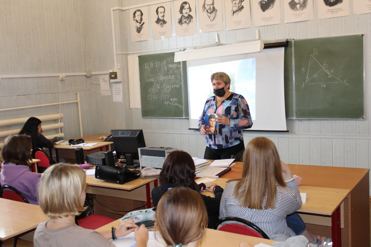 Летят над миром журавли