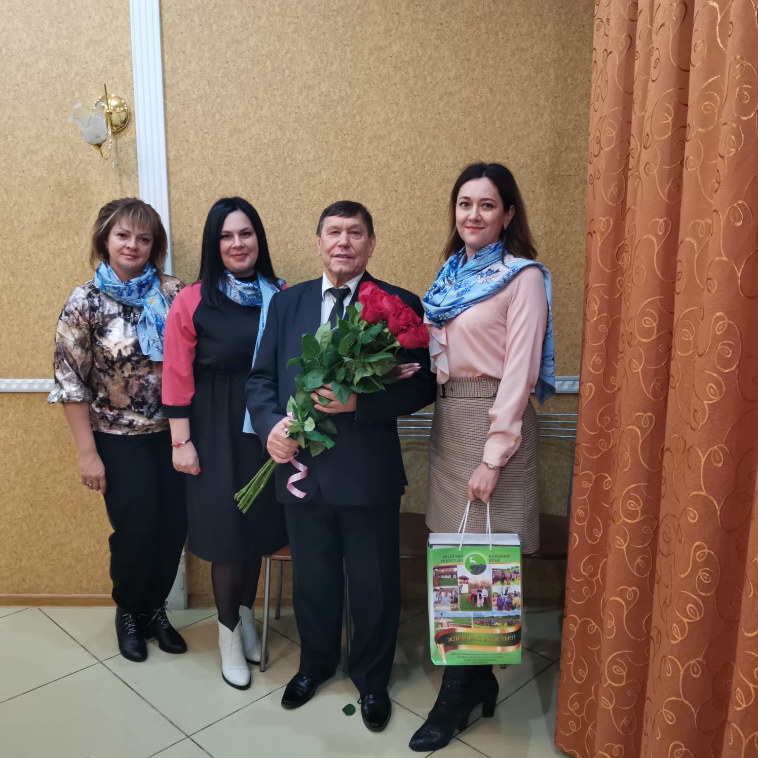 Активистки Союза женщин поздравили с юбилем Гревцева Михаила Михайловича.