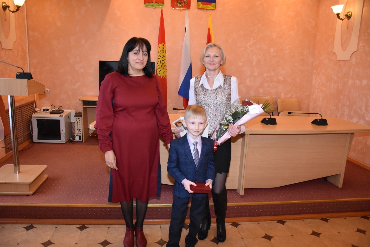 Многодетная мама из Хлевенского района награждена почётным знаком
