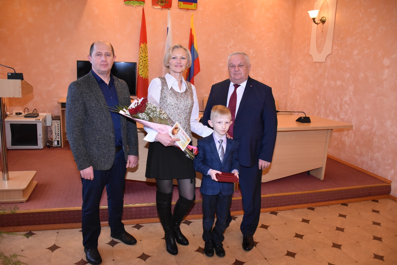 Многодетная мама из Хлевенского района награждена почётным знаком