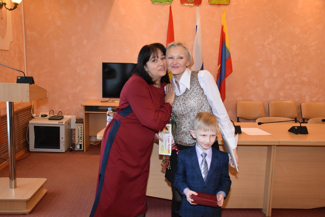 Многодетная мама из Хлевенского района награждена почётным знаком