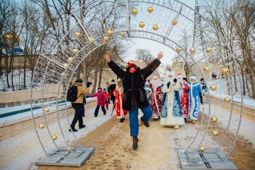 В Задонске впервые прошёл парад Дедов Морозов и Снегурочек