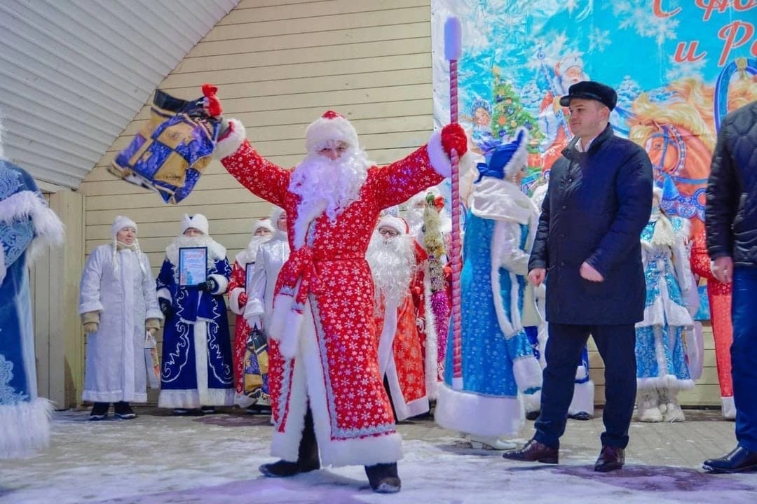 В Задонске впервые прошёл парад Дедов Морозов и Снегурочек