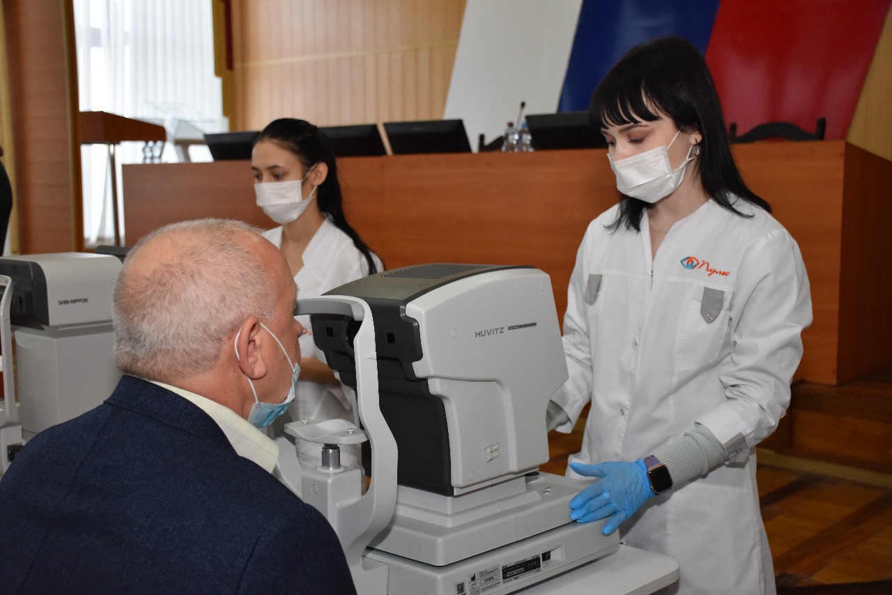 Приём специалистами-офтальмологами медицинского центра «Пульс»