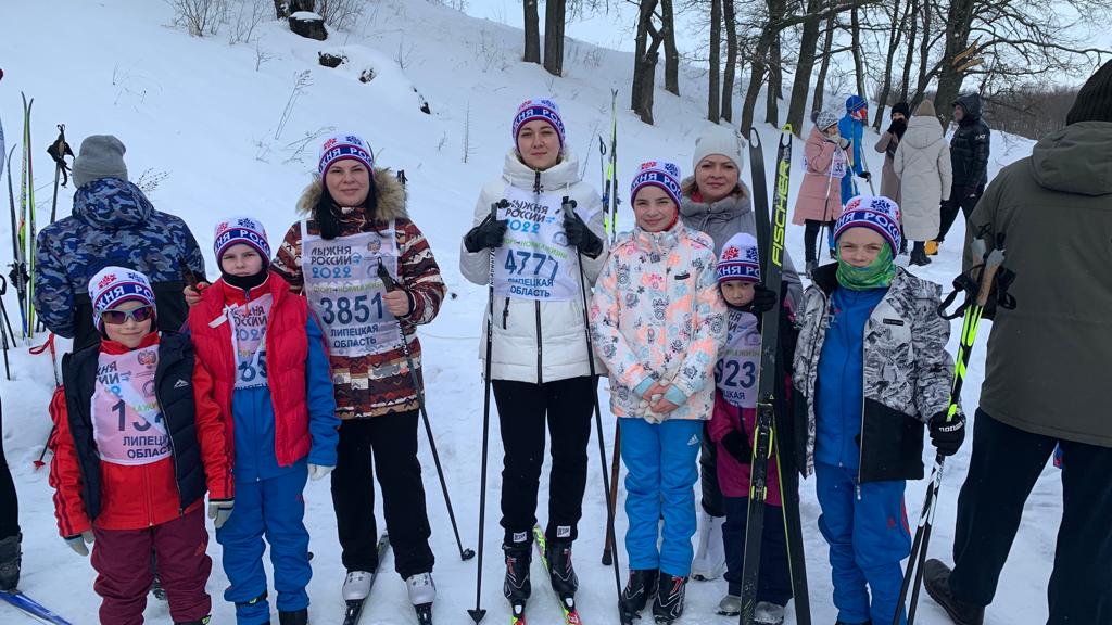 ОКОЛО 200 ЧЕЛОВЕК В ВОЗРАСТЕ ОТ 5 ДО 80 ЛЕТ ПРИНЯЛИ УЧАСТИЕ В "ЛЫЖНЕ РОССИИ — 2022" В ЕЛЕЦКОМ РАЙОНЕ