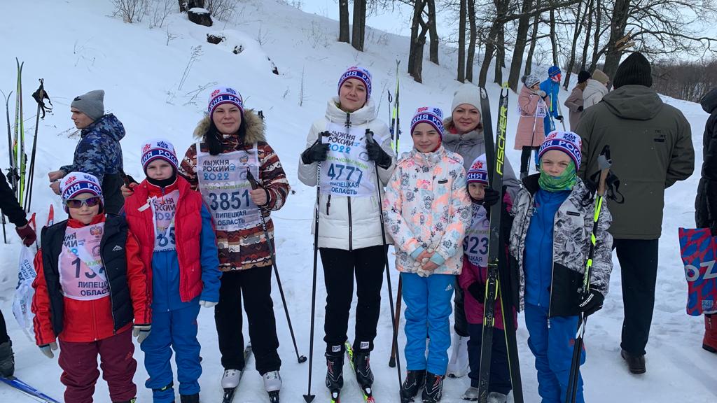 ОКОЛО 200 ЧЕЛОВЕК В ВОЗРАСТЕ ОТ 5 ДО 80 ЛЕТ ПРИНЯЛИ УЧАСТИЕ В "ЛЫЖНЕ РОССИИ — 2022" В ЕЛЕЦКОМ РАЙОНЕ
