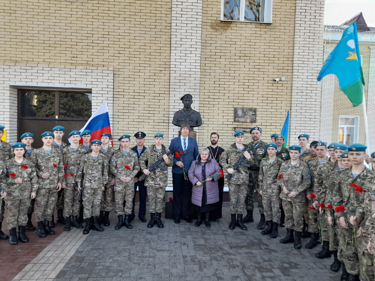 В Грязинской школе почтили память Романа Пахомова