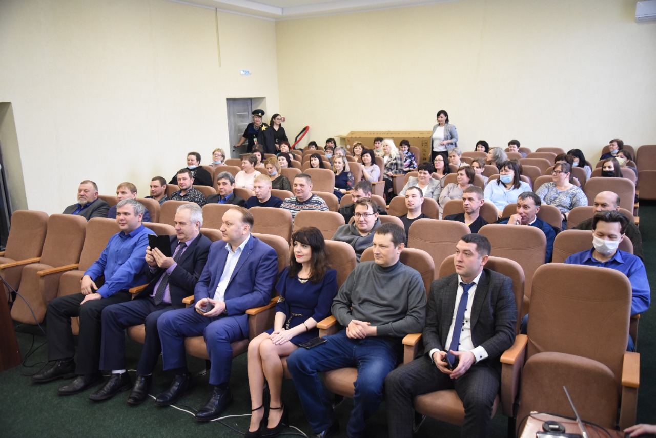 Женская часть коллектива администрации Добровского района поздравила мужчин с Днем защитника Отечества
