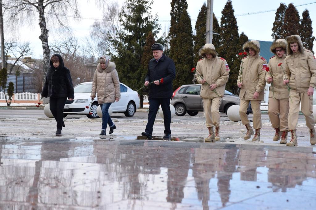 Цветы к каждому воинскому мемориалу защитникам Отечества
