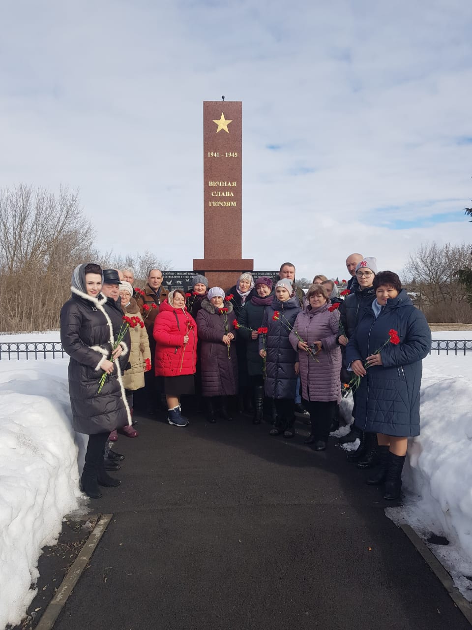Возложение цветов в знак памяти землякам, погибшим в годы Великой Отечественной войны