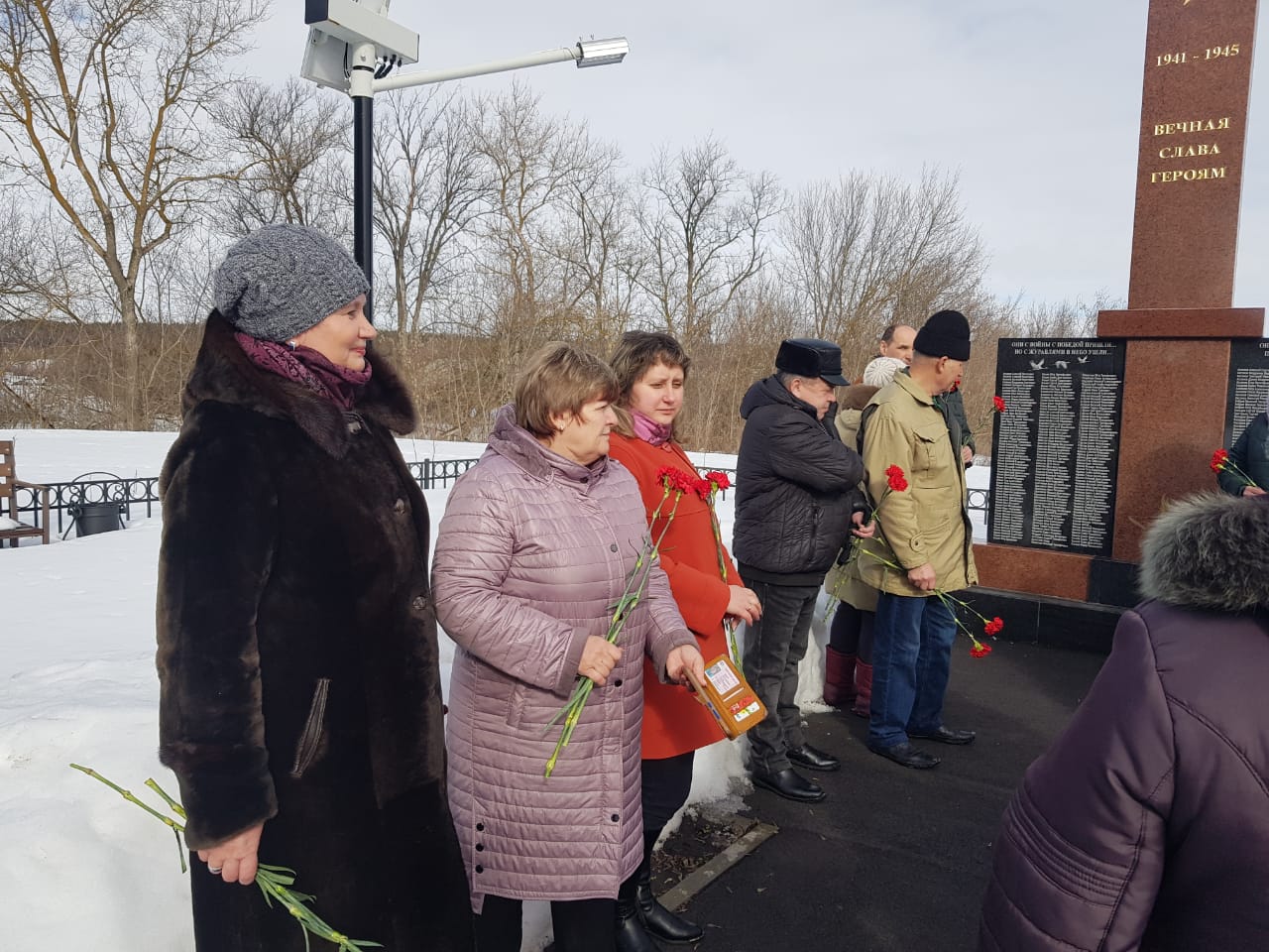 Возложение цветов в знак памяти землякам, погибшим в годы Великой Отечественной войны