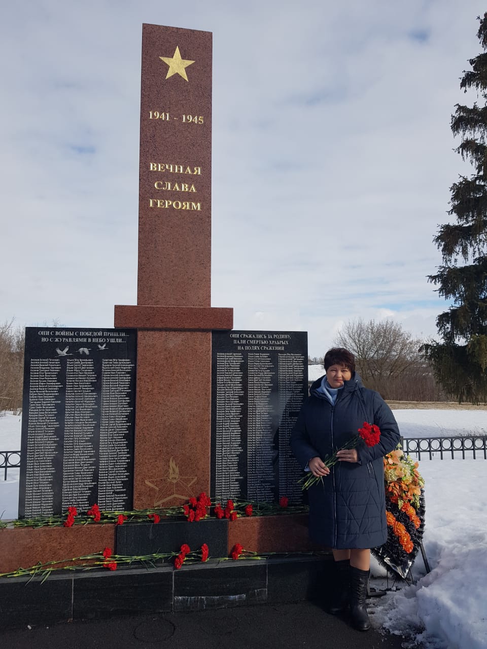 Возложение цветов в знак памяти землякам, погибшим в годы Великой Отечественной войны