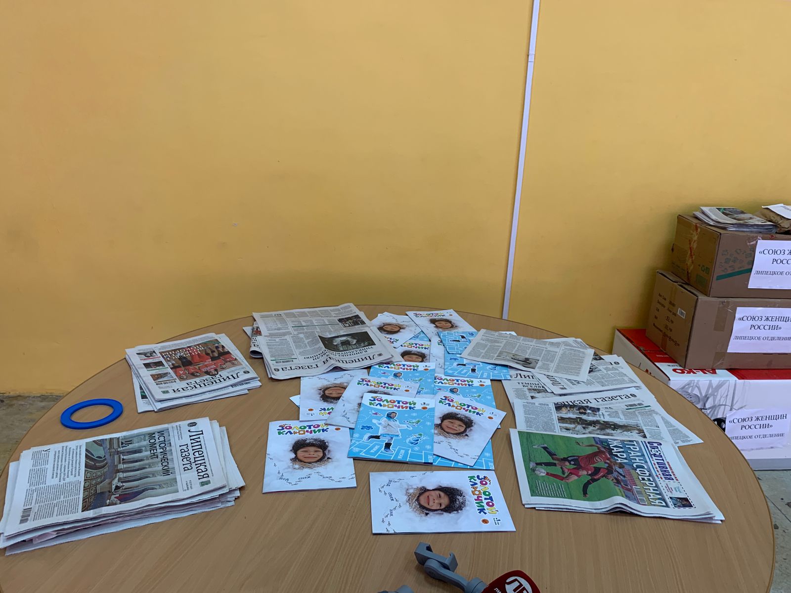 Липецкое региональное отделение «Союза женщин России» с первых дней включилось в сбор гуманитарной помощи для беженцев, прибывших из ДНР и ЛНР в наш регион.