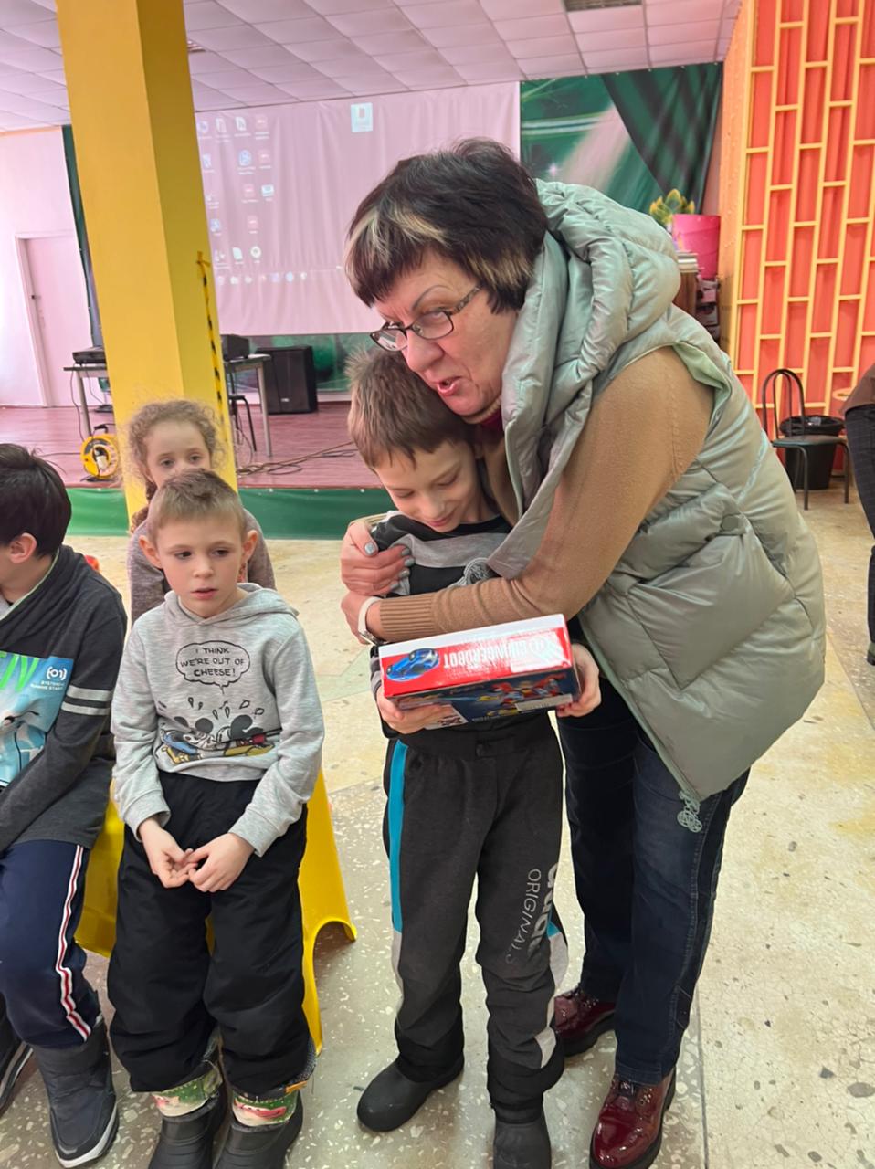 Липецкое региональное отделение «Союза женщин России» с первых дней включилось в сбор гуманитарной помощи для беженцев, прибывших из ДНР и ЛНР в наш регион.