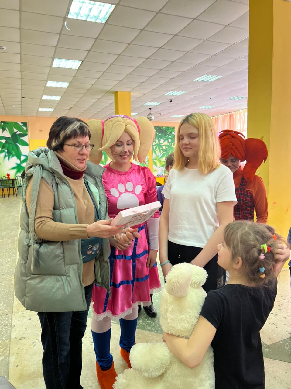 Липецкое региональное отделение «Союза женщин России» с первых дней включилось в сбор гуманитарной помощи для беженцев, прибывших из ДНР и ЛНР в наш регион.