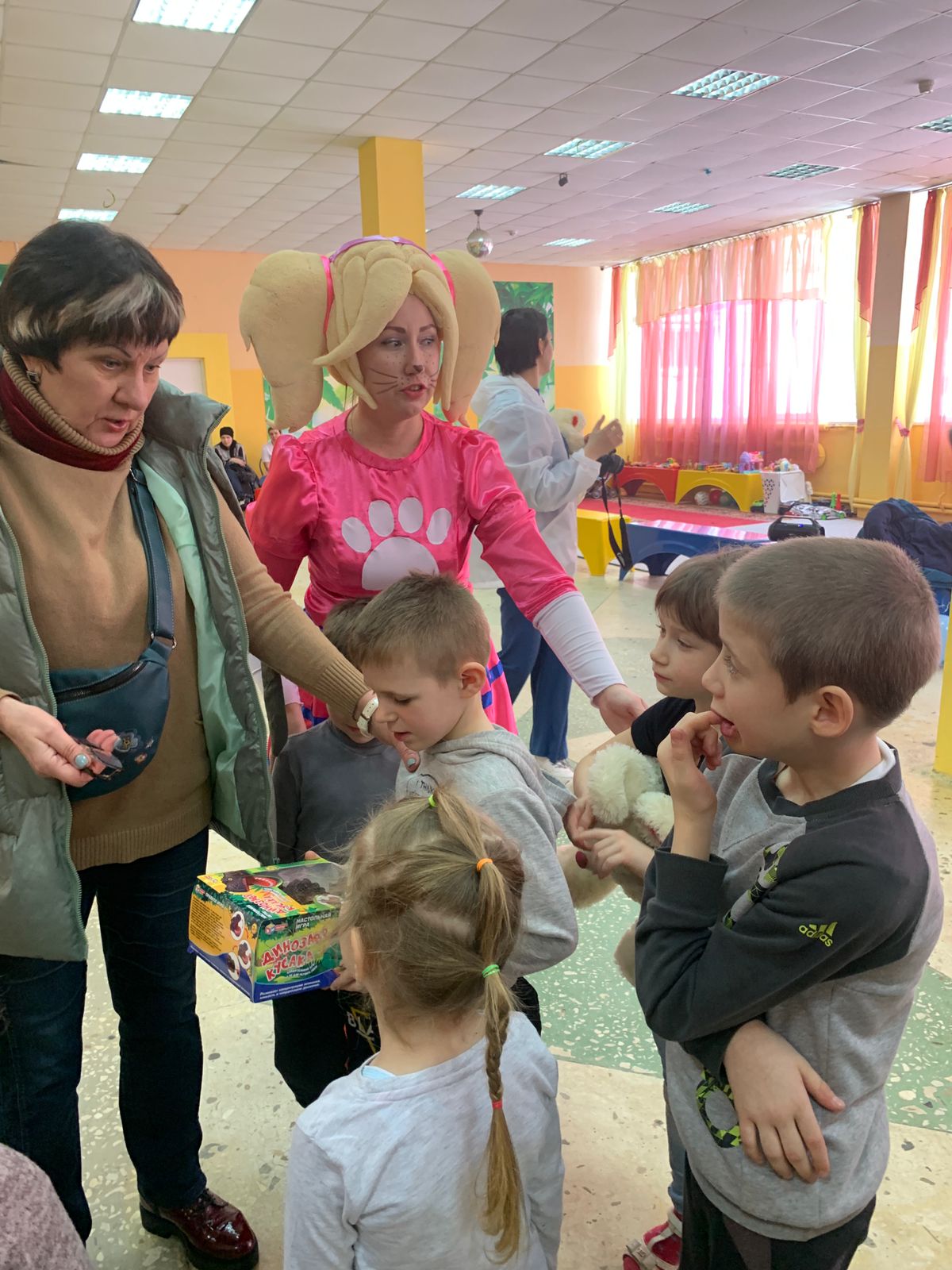 Липецкое региональное отделение «Союза женщин России» с первых дней включилось в сбор гуманитарной помощи для беженцев, прибывших из ДНР и ЛНР в наш регион.