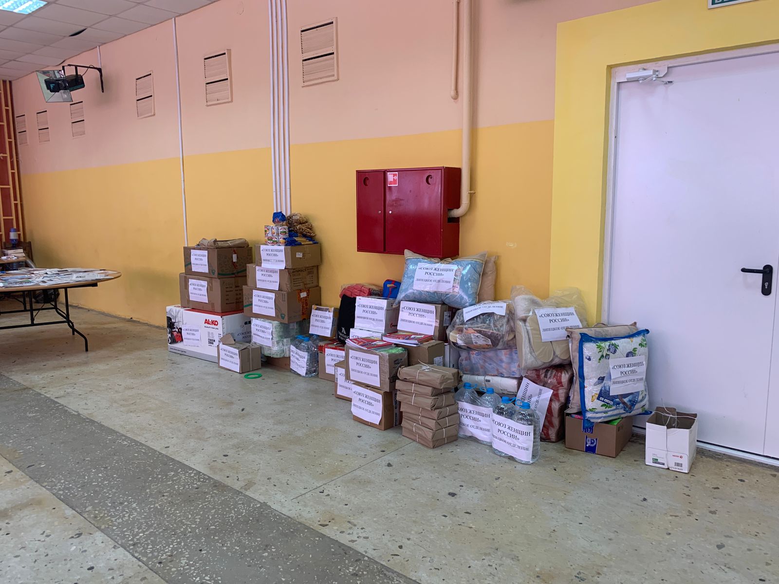 Липецкое региональное отделение «Союза женщин России» с первых дней включилось в сбор гуманитарной помощи для беженцев, прибывших из ДНР и ЛНР в наш регион.