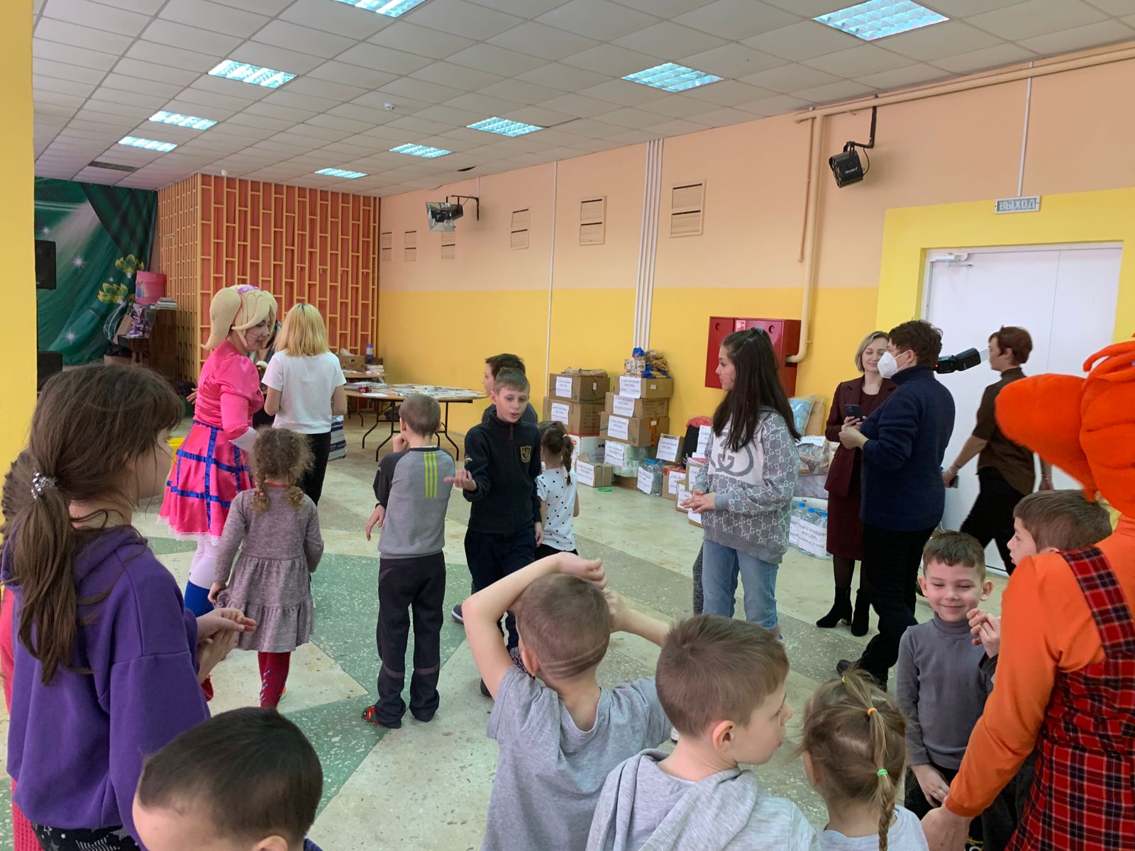 Липецкое региональное отделение «Союза женщин России» с первых дней включилось в сбор гуманитарной помощи для беженцев, прибывших из ДНР и ЛНР в наш регион.