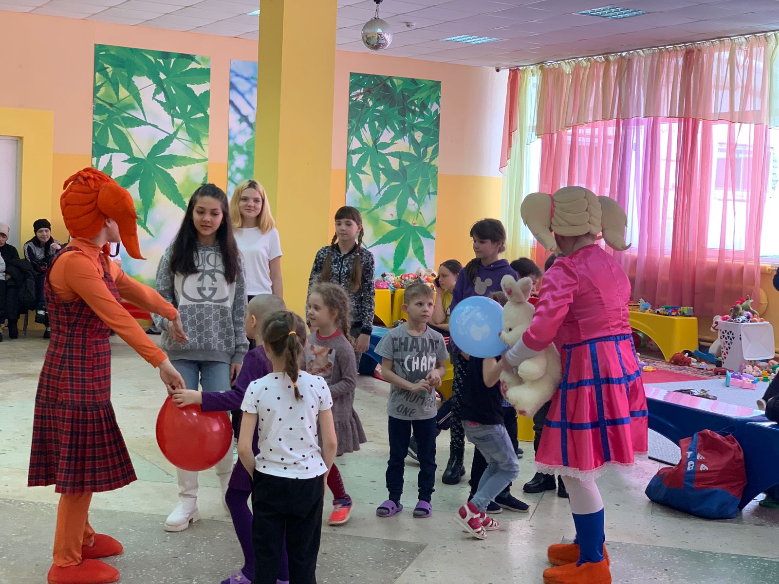 Липецкое региональное отделение «Союза женщин России» с первых дней включилось в сбор гуманитарной помощи для беженцев, прибывших из ДНР и ЛНР в наш регион.