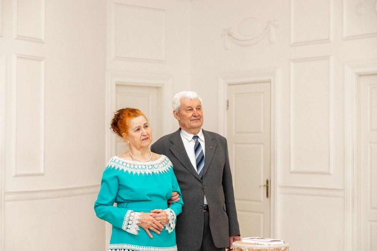 В Липецком городском отделении "Союза женщин Липецкой области" чествовали липчан, отметивших 65 лет супружеской жизни